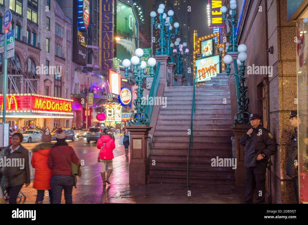 NYC Manhattan Straßen mit hellen Lichtern, Werbetafeln, Neon Lichter und LED-Bildschirmen. Treppen mit traditionellen Straßenlaternen. New York City, USA Stockfoto