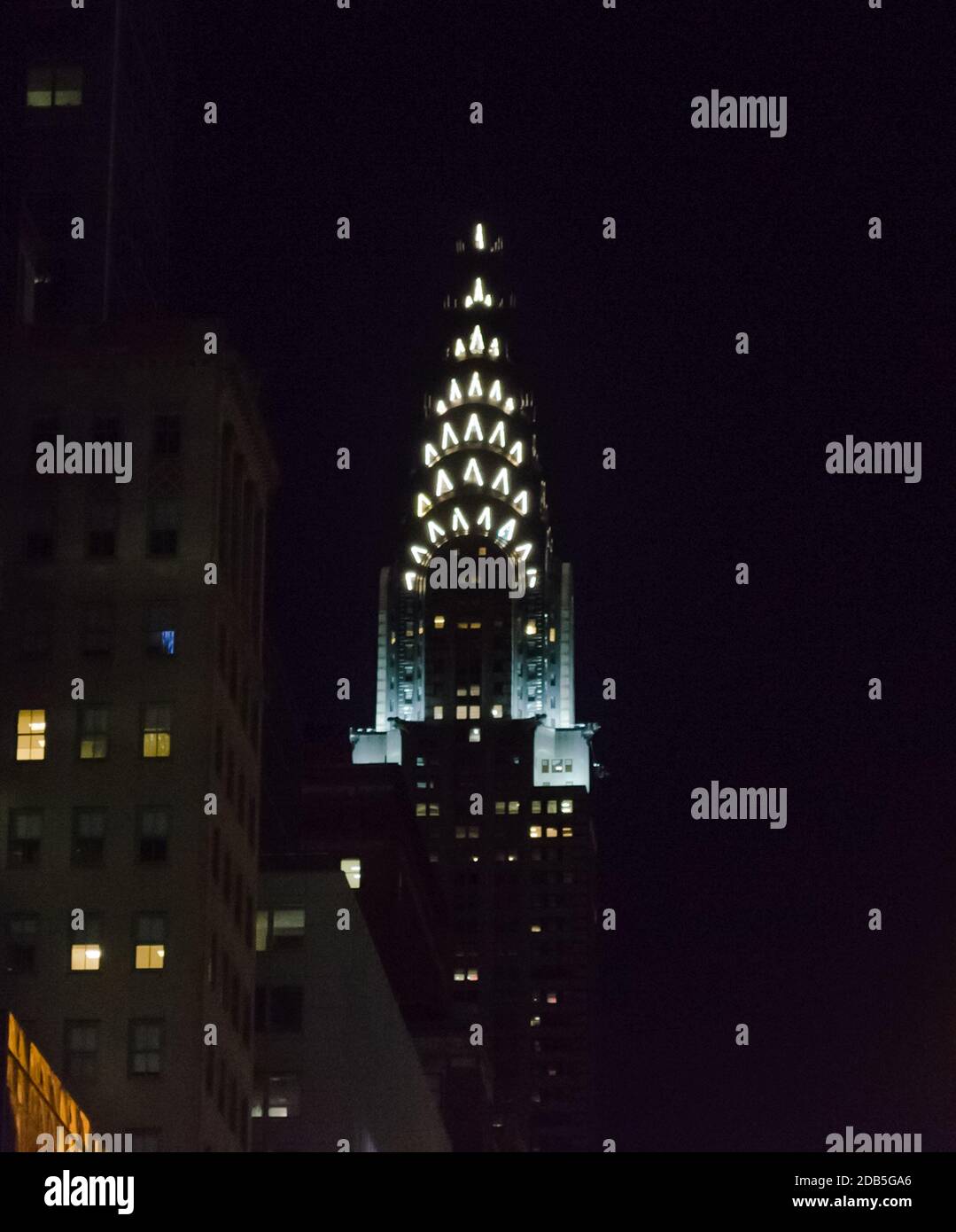 Beleuchtete Art Deco Chrysler Building Top in Manhattan am Silvesterabend. New York City Sky bei Nacht, USA Stockfoto