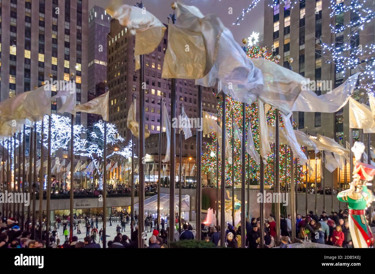 Rockefeller Center Eisbahn und Weihnachtsbaum. Menschen in Manhattan feiern den Weihnachtstag. New York City, USA Stockfoto