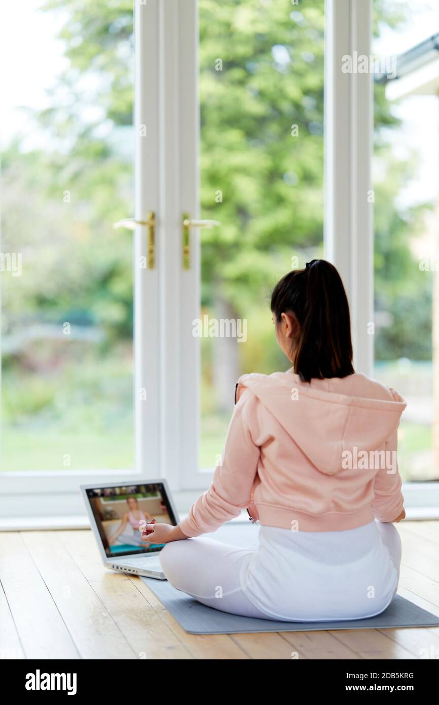 Frau trainieren auf Online-Workout-Programm Stockfoto
