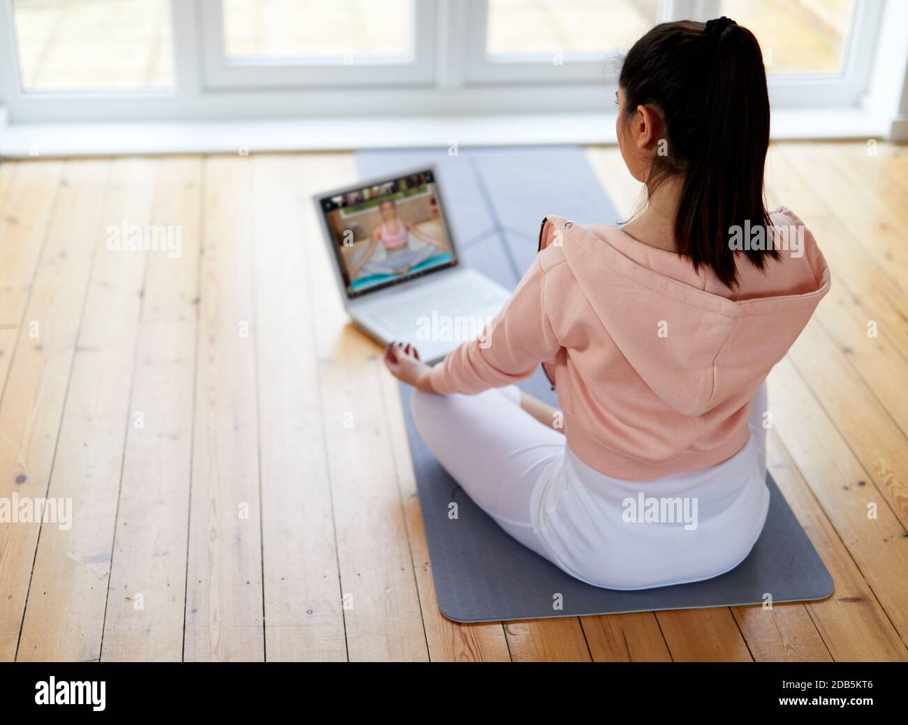 Frau trainieren auf Online-Workout-Programm Stockfoto