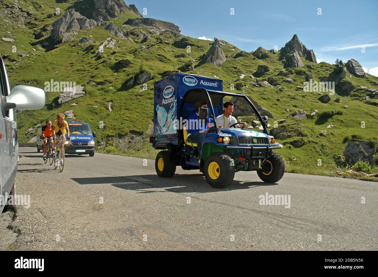Tour de France Aquarel Vehicle, das sich im Juli 2005 vor den Fahrern auf der Passstraße des Cormet de Roselend in den französischen Alpen befindet. Stockfoto