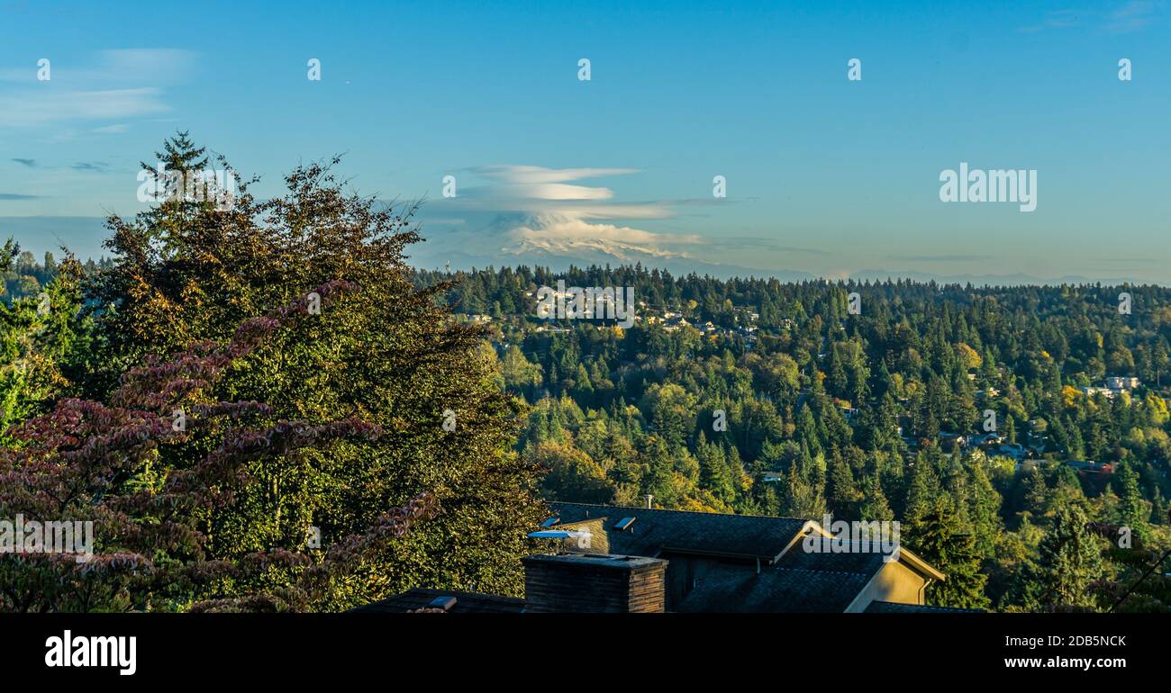 Untertassenförmige Wolken schweben über Mount Rainier im Staat Washington. Stockfoto