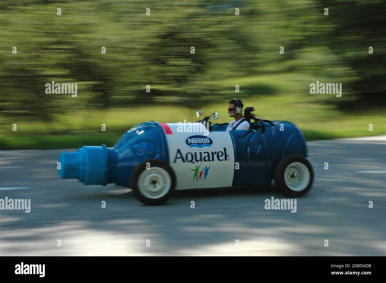 Tour de France Aquarel Vehicle, das sich im Juli 2005 vor den Fahrern auf der Passstraße des Cormet de Roselend in den französischen Alpen befindet. Stockfoto