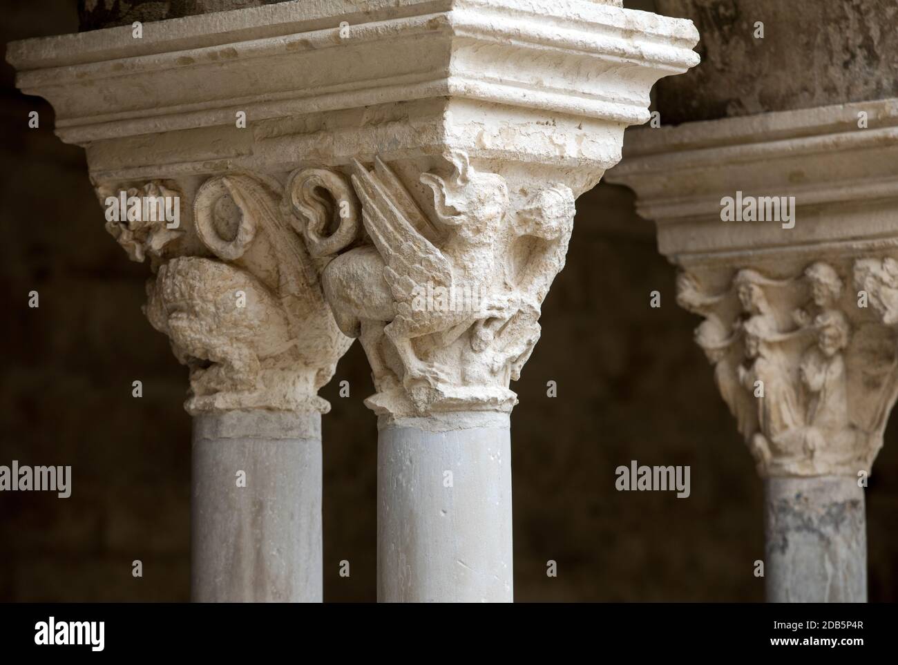 Romanische Kapitelle der Säulen im Kreuzgang der Abtei von Montmajour in der Nähe von Arles, Frankreich Stockfoto