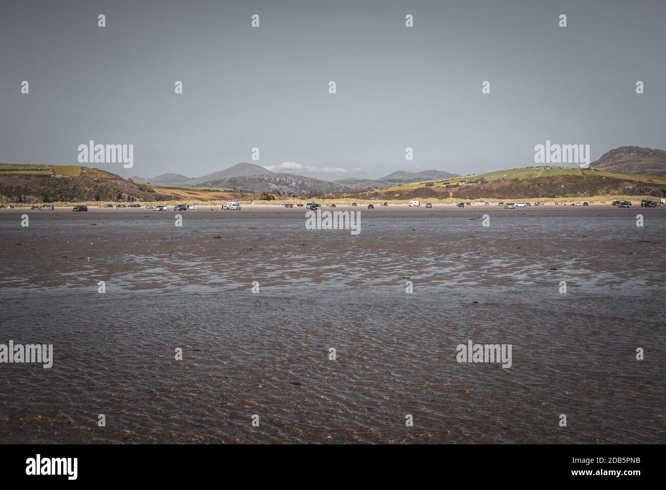 Black Rock Sands Strand bei Ebbe mit Blick auf Snowdonia National Park in North Wales, Großbritannien Stockfoto