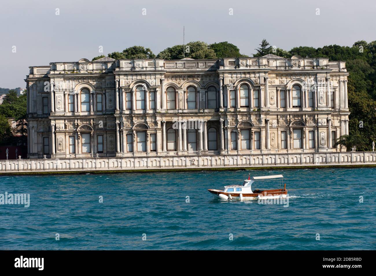 Istanbul - Dolmabahçe-Palast als vom Bosporus gesehen Stockfoto