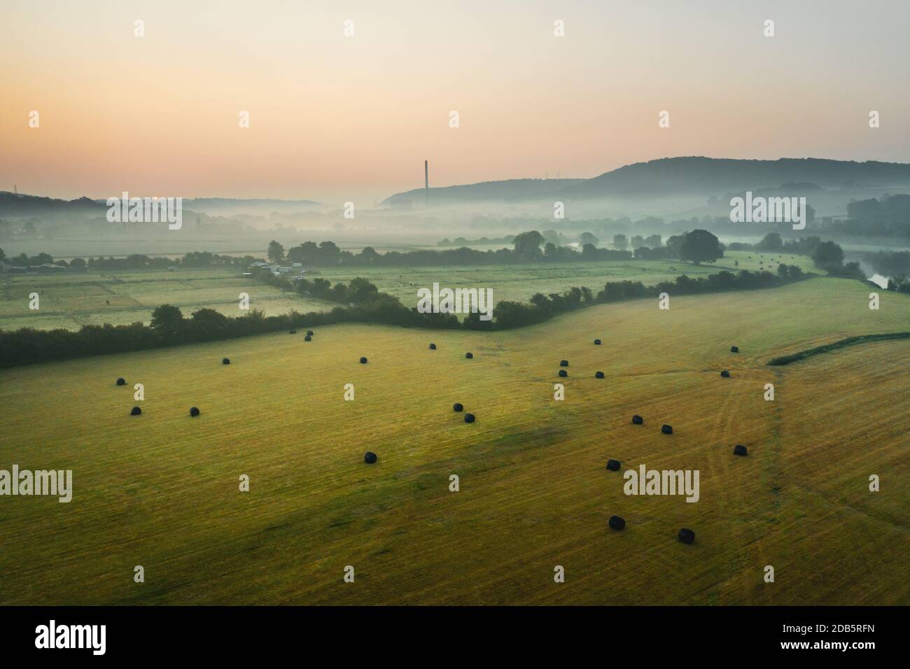 Luftaufnahme über neblige Felder mit verstreuten Silage Heubälle in Shropshire , Vereinigtes Königreich Stockfoto