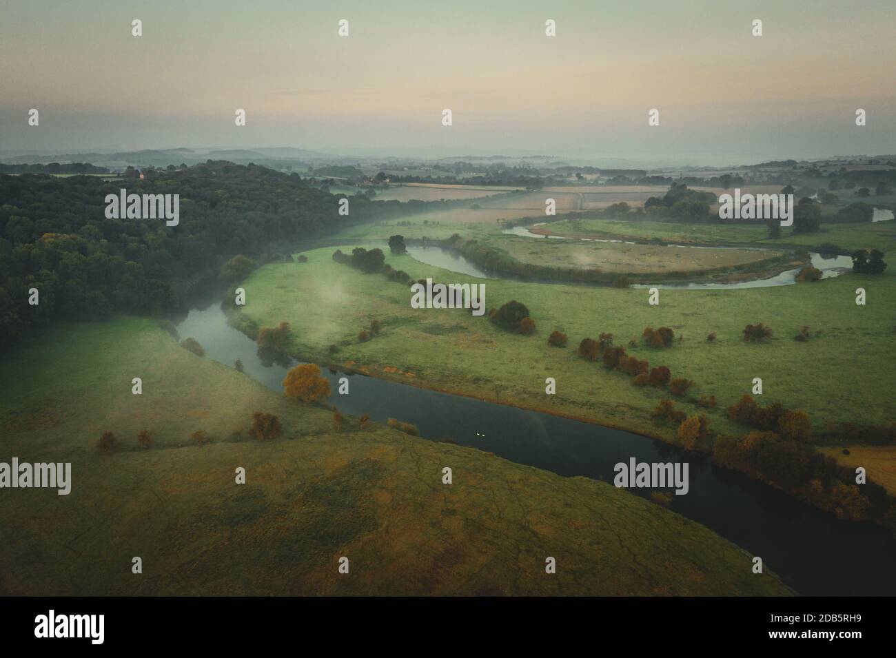 Luftaufnahme über Severn River Mäander an nebligen herbstlichen Morgen In Shropshire Stockfoto