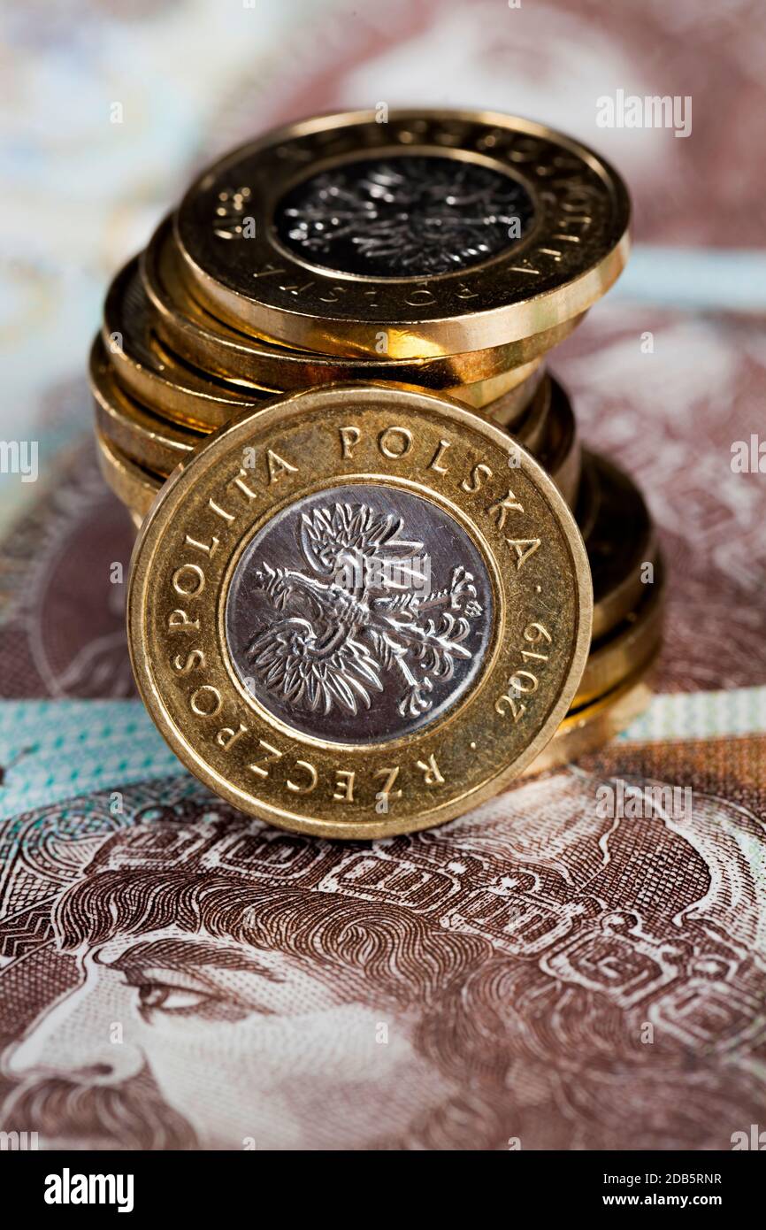 Bargeld und polnische Zlotys in Münzen sind auf 10 Zlotys Banknoten, Details der nationalen Währung Polens Stockfoto