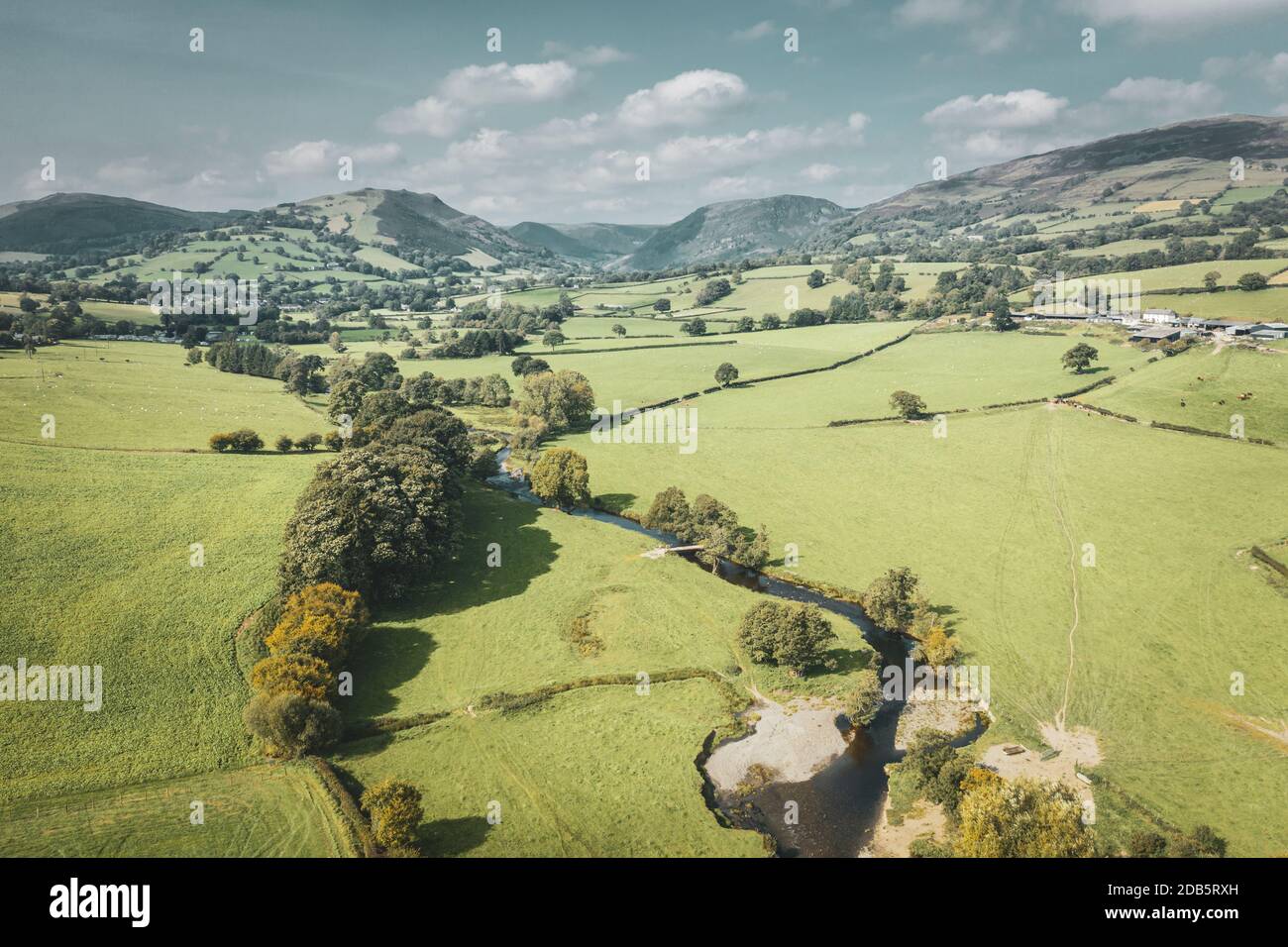 Low-Altide-Drohne schießen über Tanat Valley im Frühherbst in Wales, Großbritannien Stockfoto