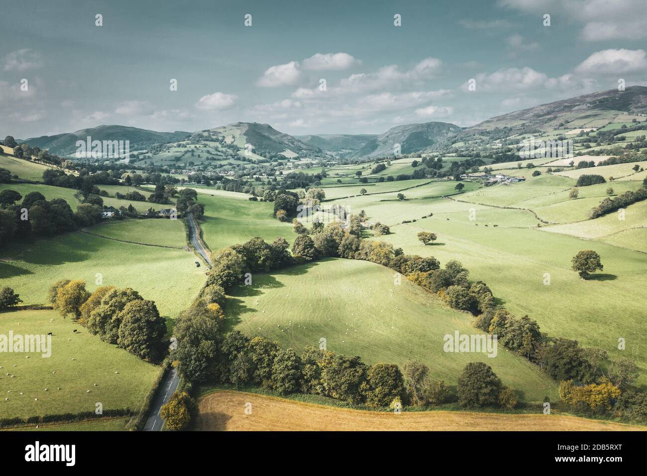 Luftaufnahme über das malerische Tanat Valley im Frühherbst in Wales, Großbritannien Stockfoto