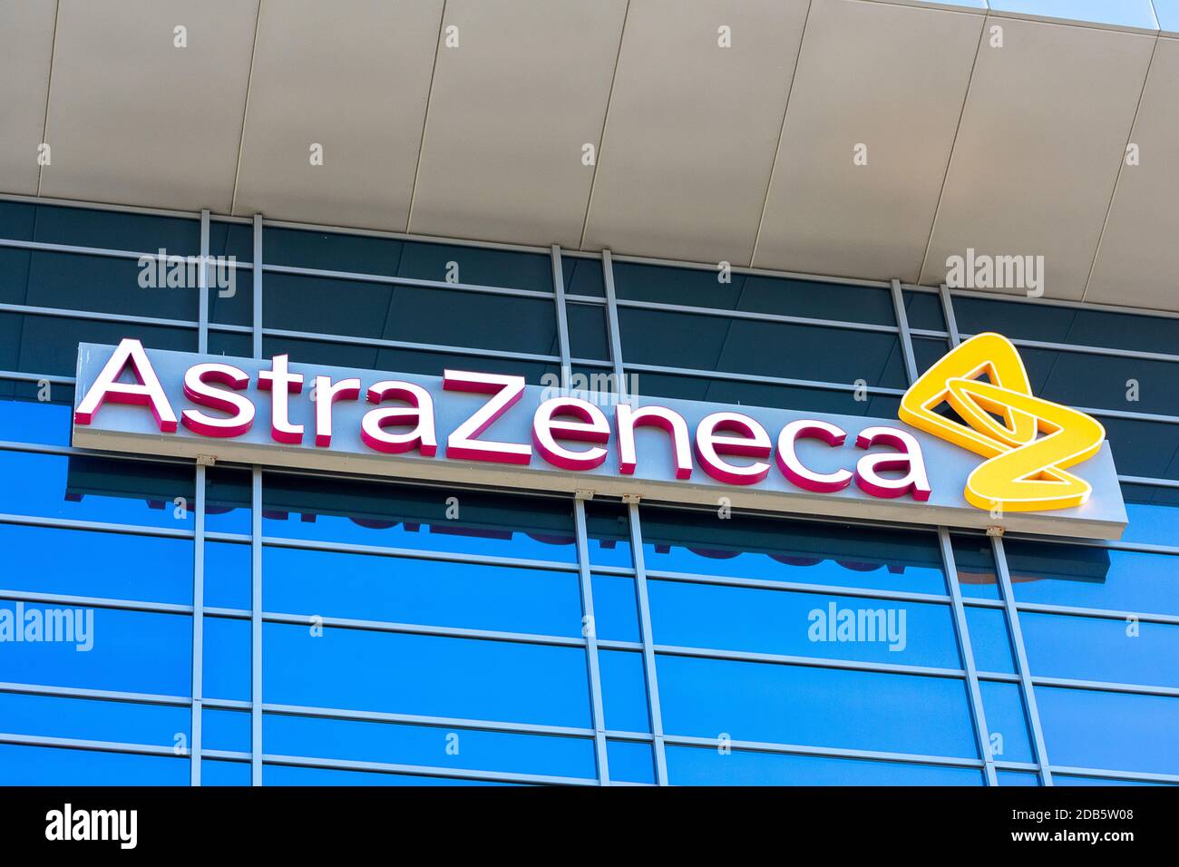 AstraZeneca unterzeichnen Logo auf dem britischen schwedischen multinationalen Pharma- und Biopharmazeutikunternehmen Gebäude außen - South San Francisco, Californi Stockfoto