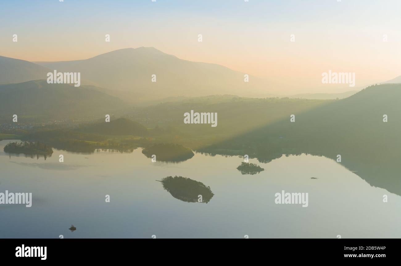 An einem ruhigen Frühlingmorgen scheint das trübe Licht durch das Tal von Derwentwater im Lake District. Stockfoto