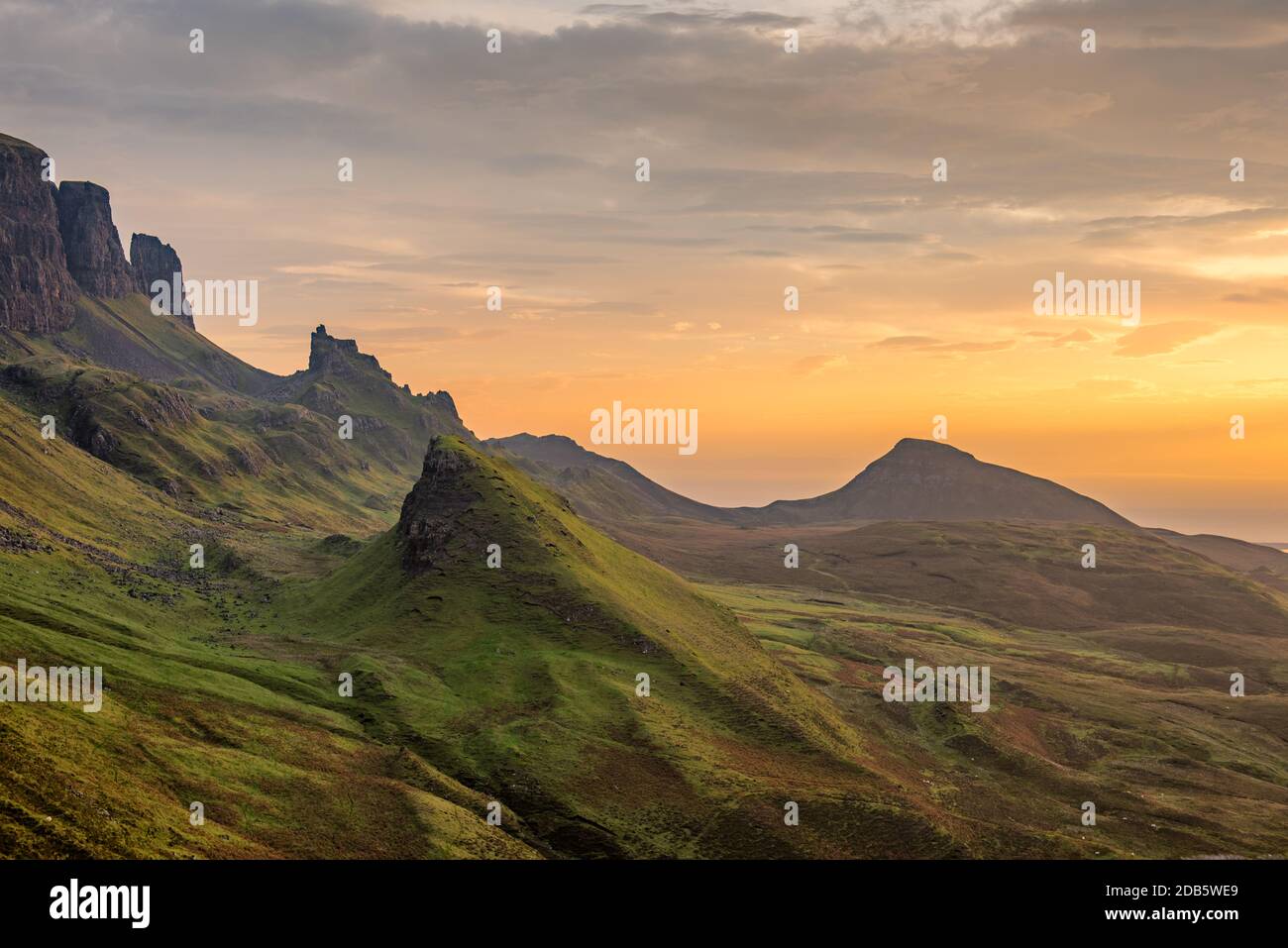 Wunderschöne Aussicht auf Quiraing auf der Isle of Skye bei Sonnenaufgang. Stockfoto