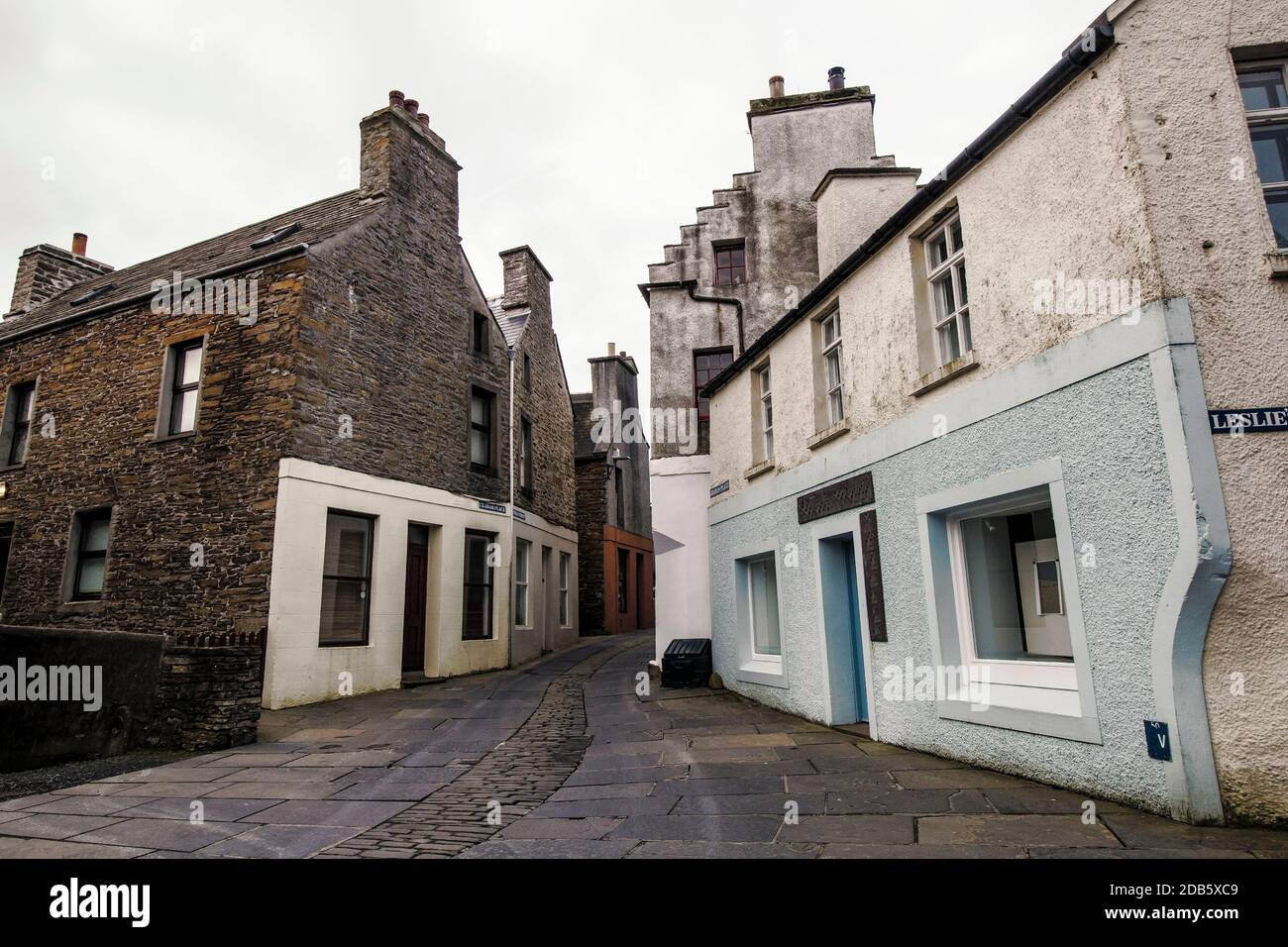 Weitwinkel Blick auf die enge Straße in scottish Stadt auf Orkney-Inseln Stockfoto