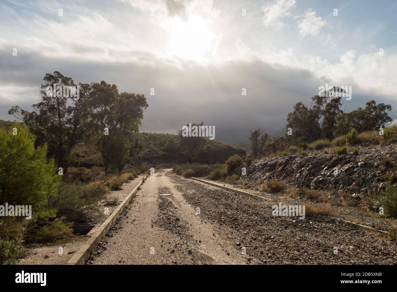 Verlassene und verlassene Baustelle, Straßen Infrastruktur links unvollendet in Andalusien, Spanien. Stockfoto