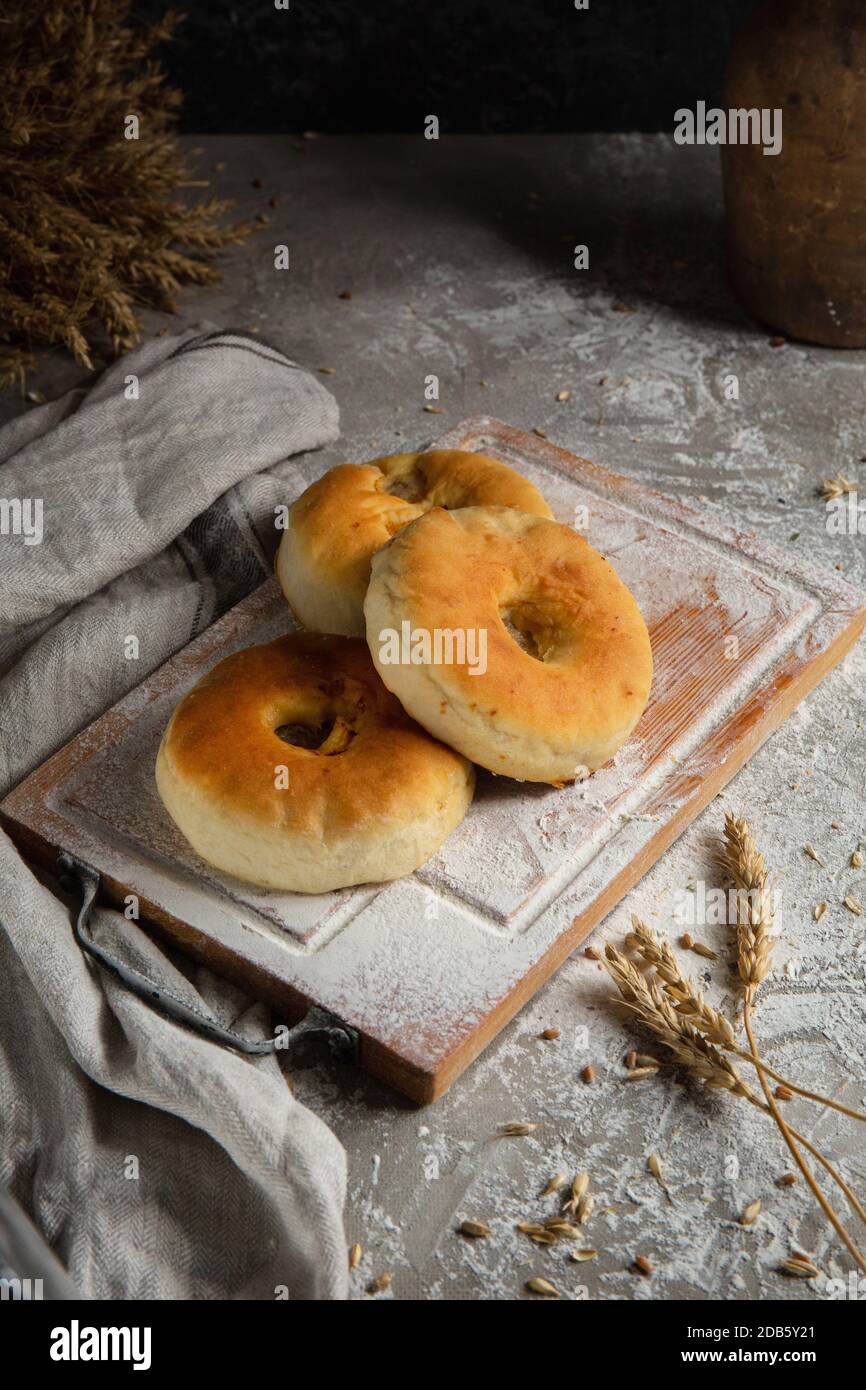Drei Kuchen auf Holzbrett und grauem Hintergrund Stockfoto
