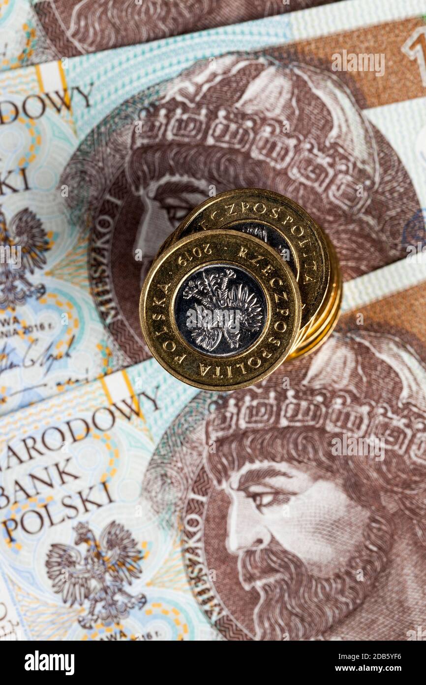 Bargeld und polnische Zlotys in Münzen sind auf 10 Zlotys Banknoten, Details der nationalen Währung Polens Stockfoto