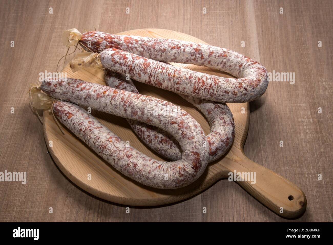 Italienische würzige Salami auf Holz Schneidebrett Stockfoto