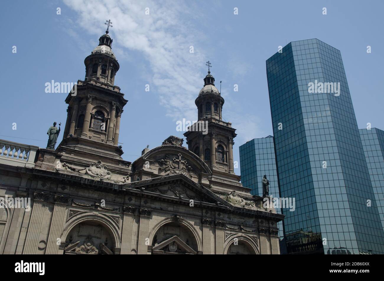 Metropolitan Cathedral und Wolkenkratzer. Santiago de Chile. Chile. Stockfoto