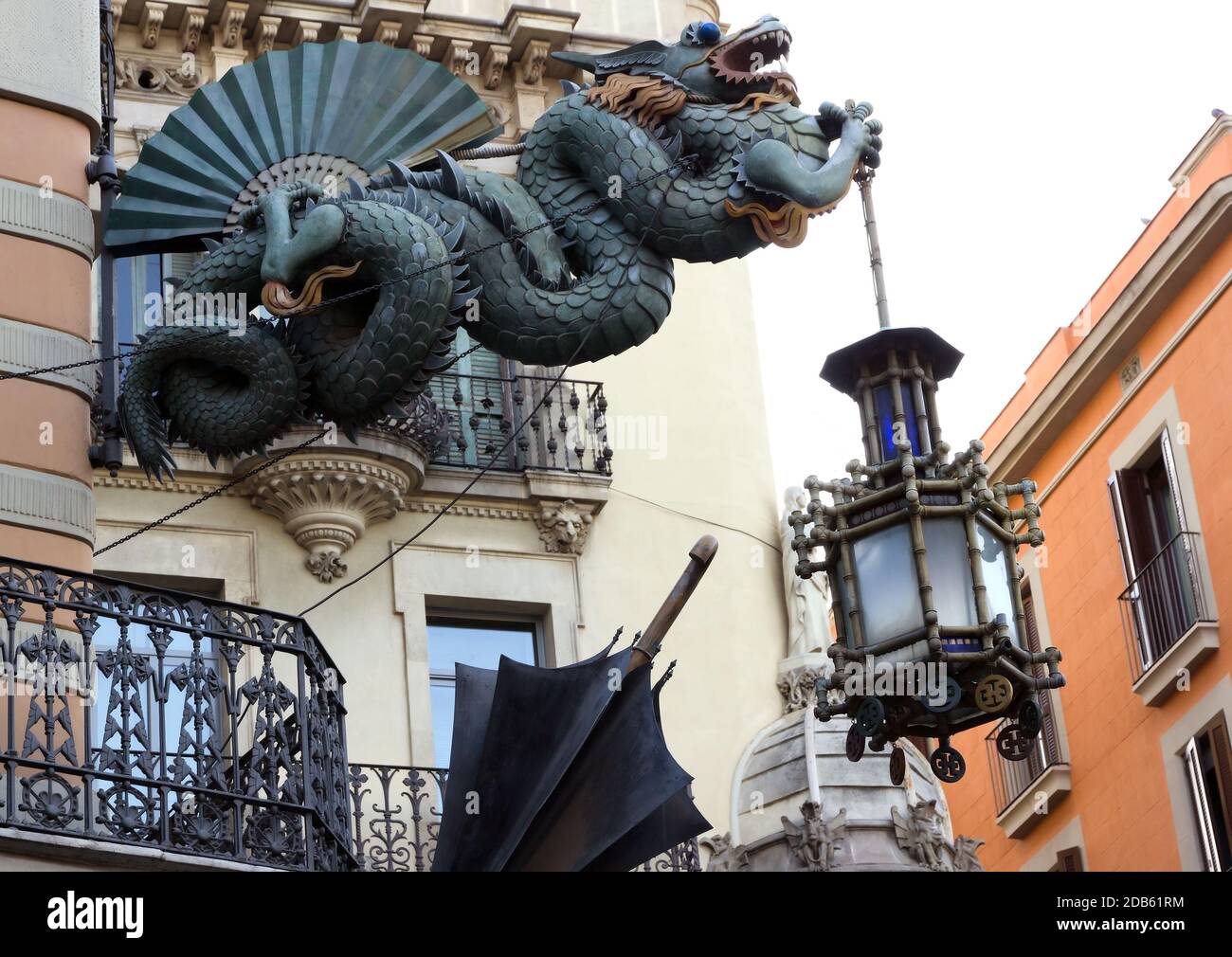 Chinesische Drachen am Casa Bruno Quadros in Barcelona, Spanien Stockfoto