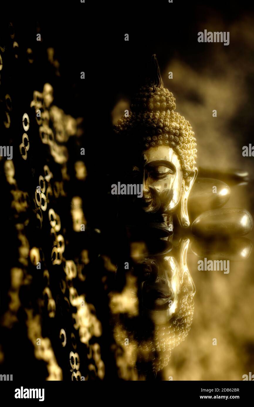 Buddha-Figur zenlike mit goldenem Hintergrund Stockfoto