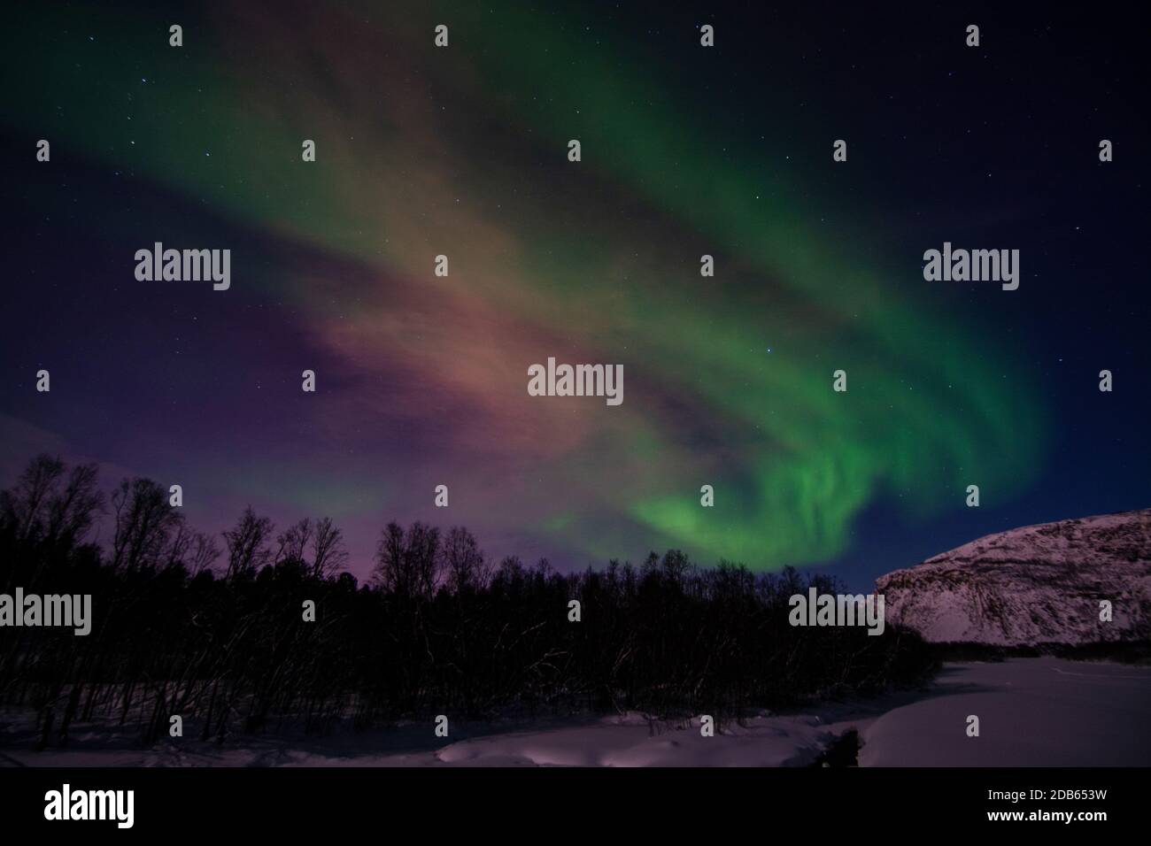 Eine aurora borealis, manchmal auch Polarlichter oder Nordlichter genannt, ist eine natürliche Lichtanzeige am Erdenhimmel, die überwiegend im zu sehen ist Stockfoto