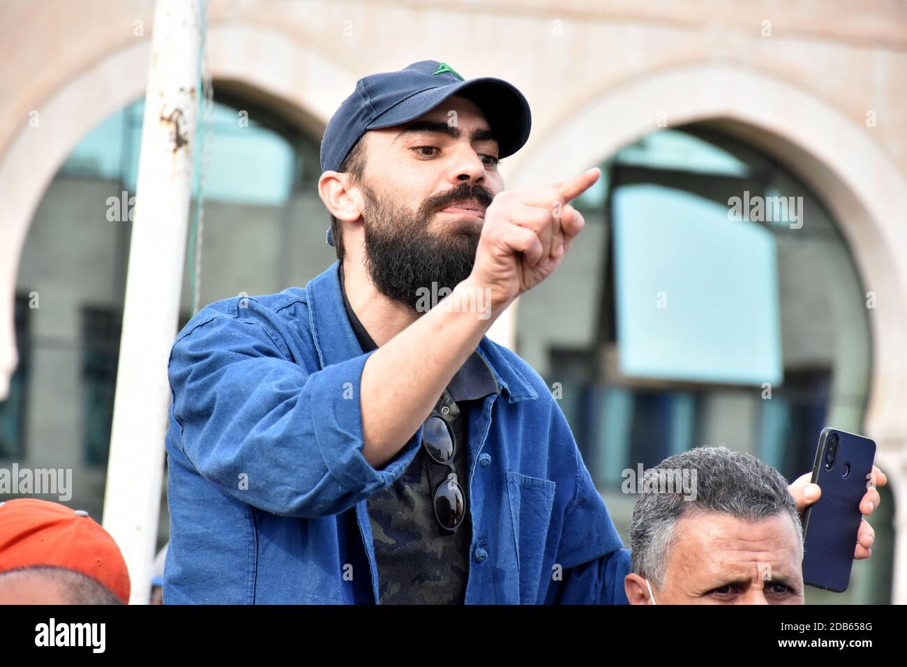 Während der Demonstration protestierte ein Protestler.Tunesische Künstler protestierten gegen die Entscheidung der Regierung, kulturelle Aktivitäten und restriktive Maßnahmen des Coronavirus (Covid-19) in einigen Städten auszusetzen. Stockfoto