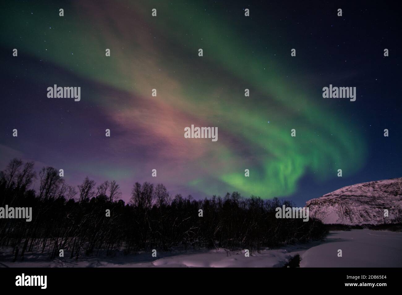 Eine aurora borealis, manchmal auch Polarlichter oder Nordlichter genannt, ist eine natürliche Lichtanzeige am Erdenhimmel, die überwiegend im zu sehen ist Stockfoto