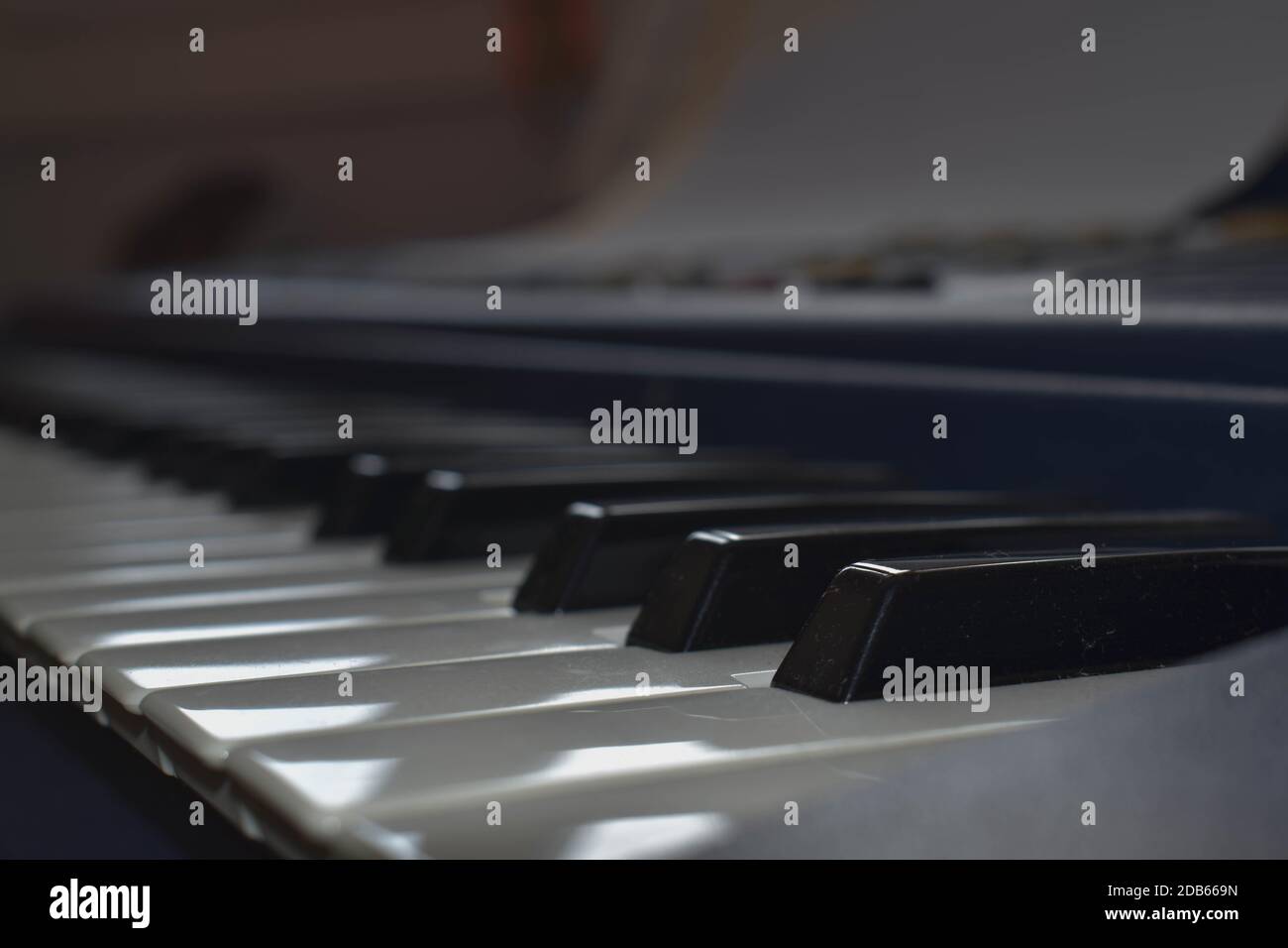Eine selektive Fokusaufnahme der Klaviertasten Stockfoto