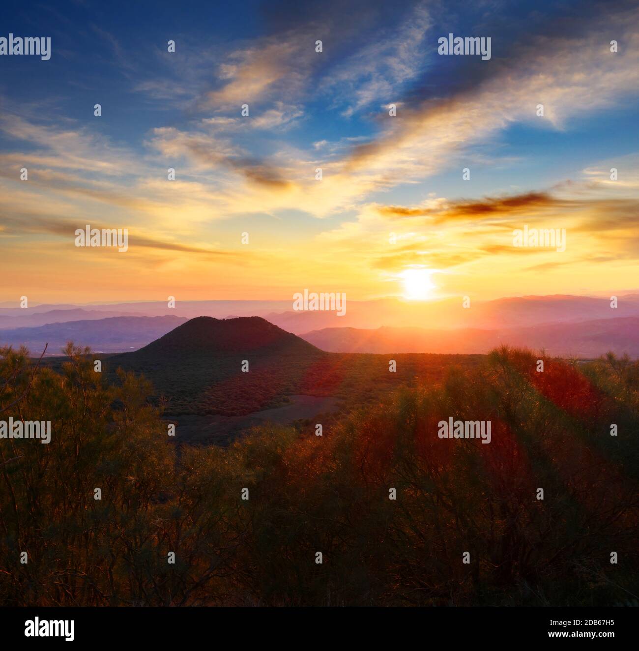 Sonnenuntergang auf alten Vulkankegel im Ätna Park ein Wahrzeichen Von Sizilien Natur und Outdoor-Tourismus Stockfoto