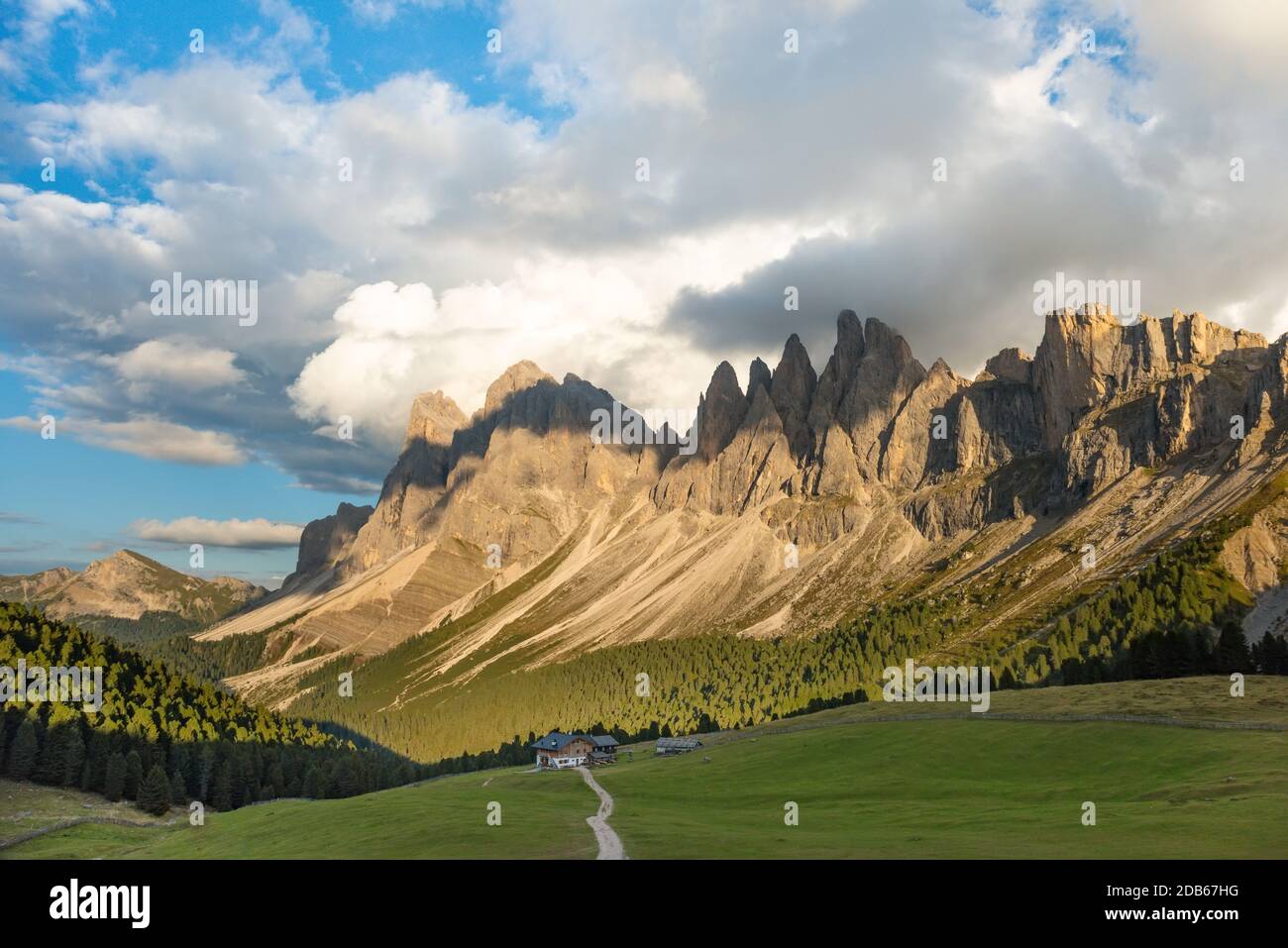 Herbst Geisler oder Odle Berg Dolomiten Gruppe, Val di Funes, touristische Region in Italien Stockfoto