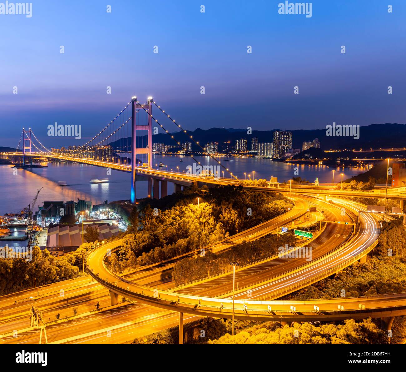 Sonnenuntergang und Beleuchtung von Tsing Ma Brücke Sehenswürdigkeiten Hängebrücke Tsing Yi Bereich der Hong Kong China. Stockfoto