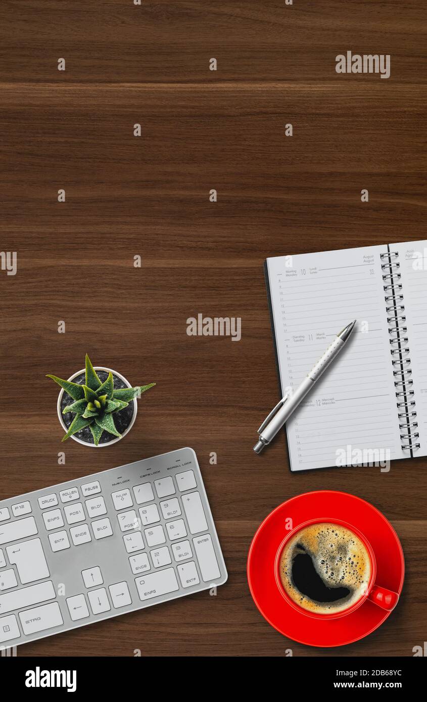 Draufsicht auf einen Schreibtisch mit Platz für Kopien auf der Oberseite Stockfoto
