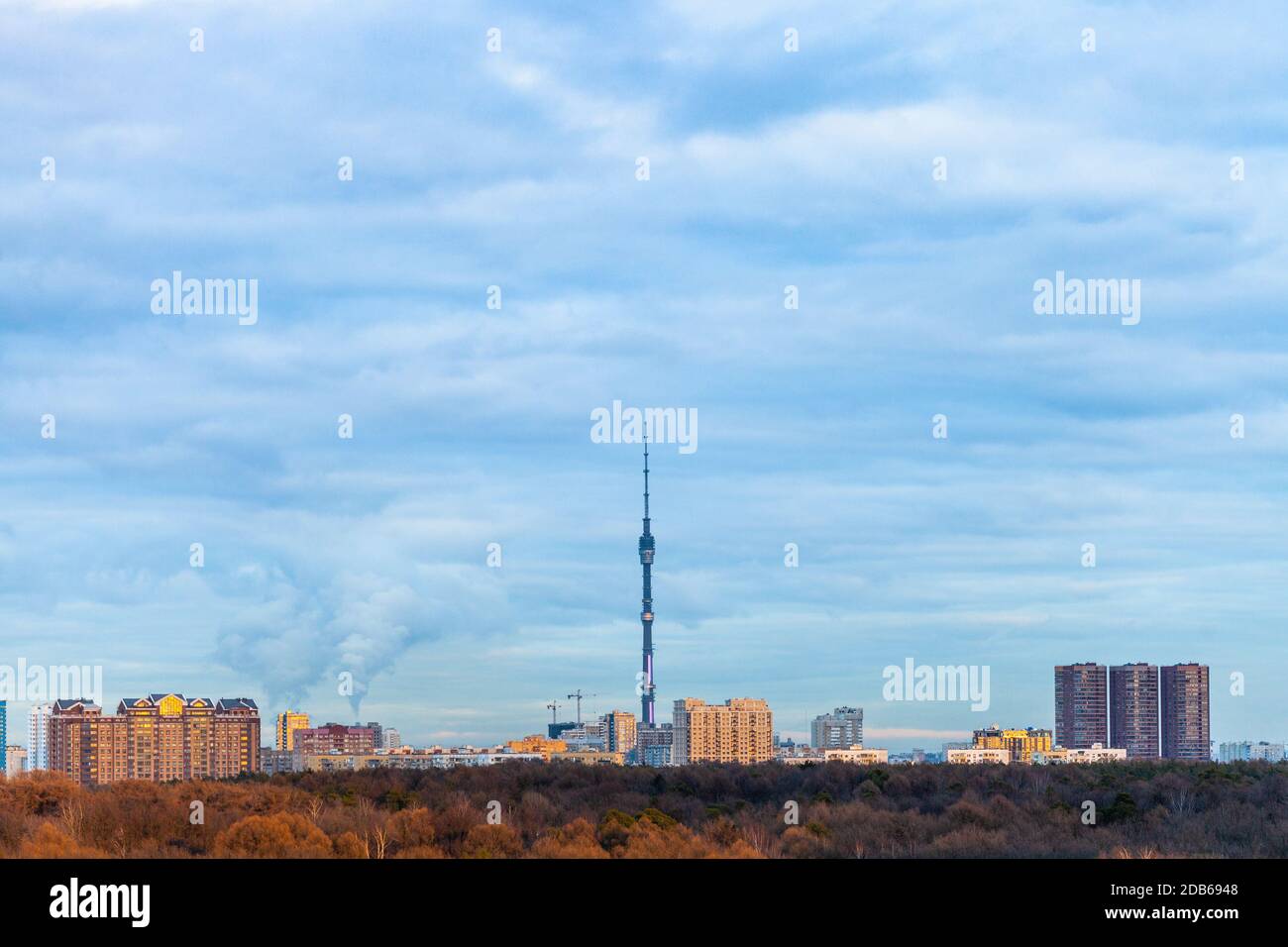 Über dem Blick auf die Apartmenthäuser und den Fernsehturm unter blauem bewölktem Himmel in der Moskauer Stadt in der Frühlingsdämmerung Stockfoto