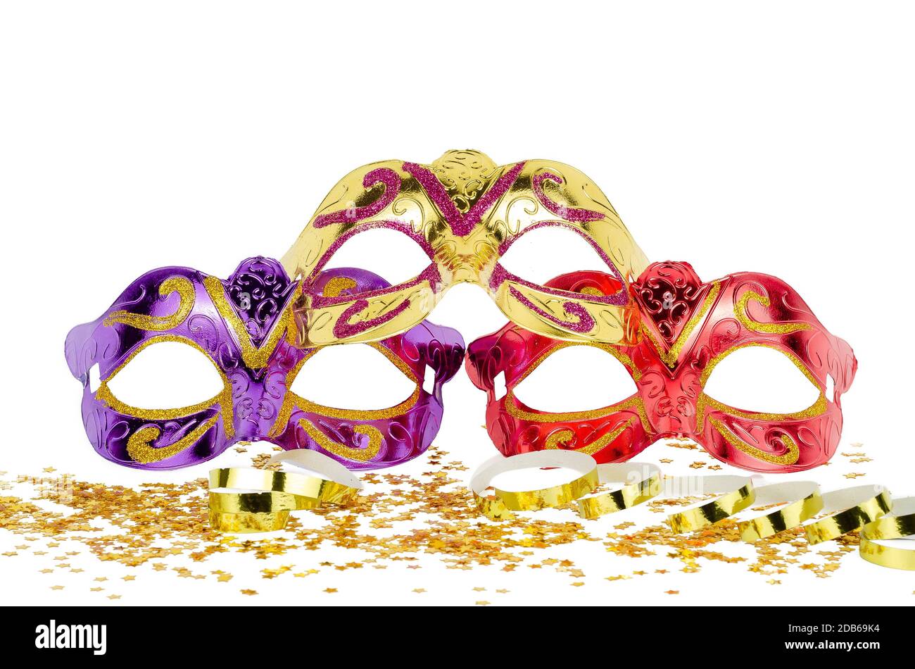 Karnevalsmasken und Konfetti isoliert auf weißem Hintergrund Stockfoto