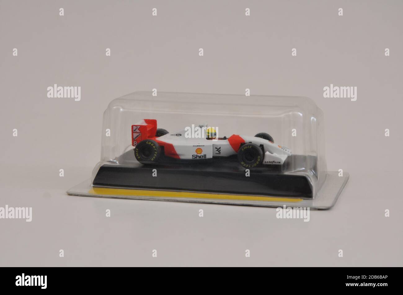 Formel 1, Airton Senna Pilot Formel 1 Auto, Promotion in Kunststoff-Paket, mit schwarzer Basis, Kopierer Platz, Seitenansicht Stockfoto