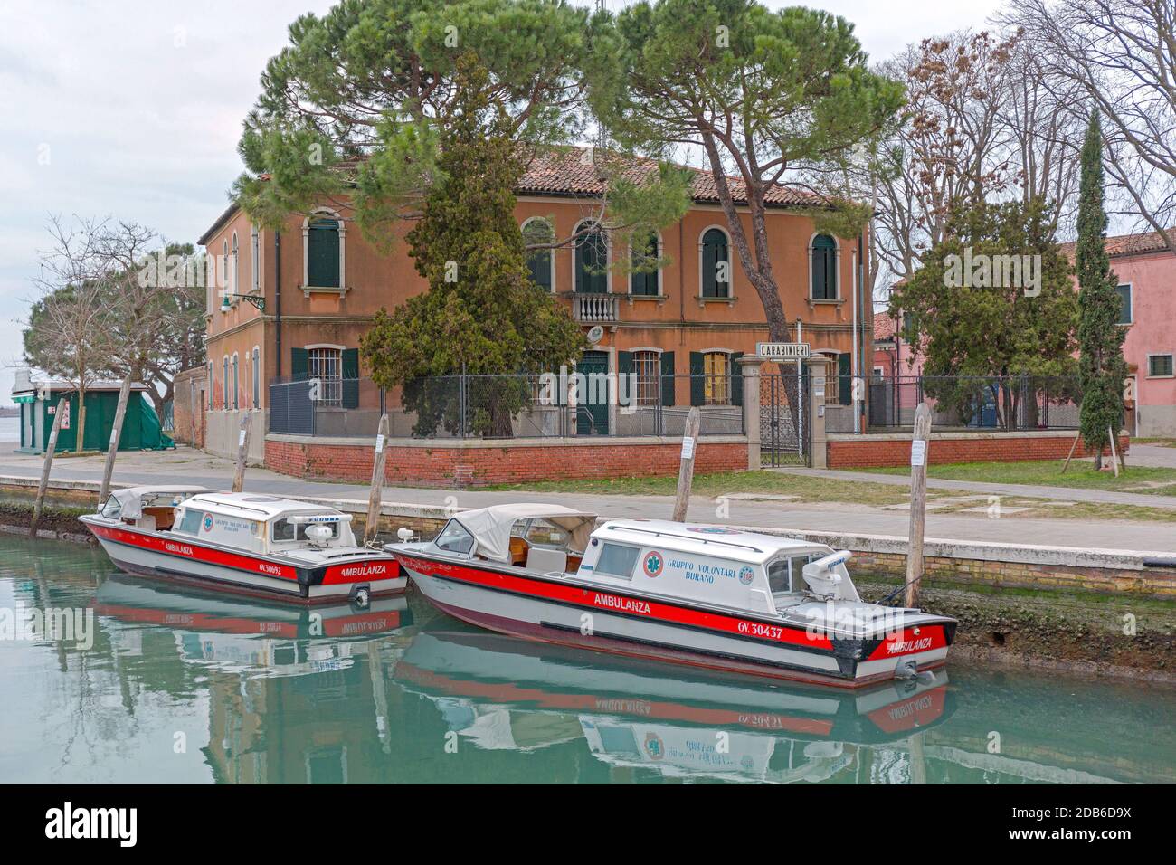 Burano, Italien - 10. Januar 2017: Rettungsboote vertäuten auf der Polizeistation Burano Island in Venedig, Italien. Stockfoto