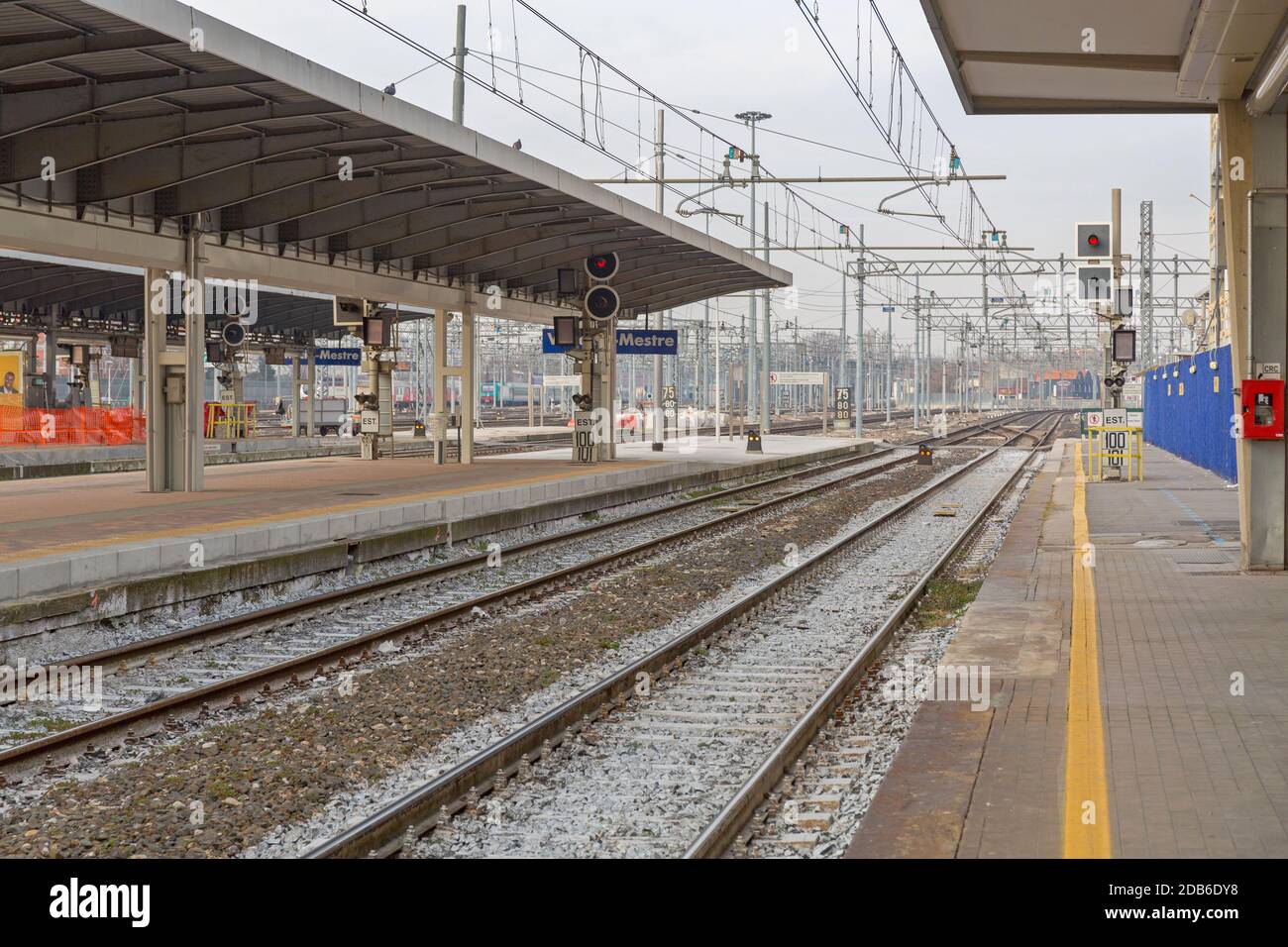 Mestre, Italien - 9. Januar 2017: Leere Gleise und Bahnhofsplattform in Mestre, Italien. Stockfoto