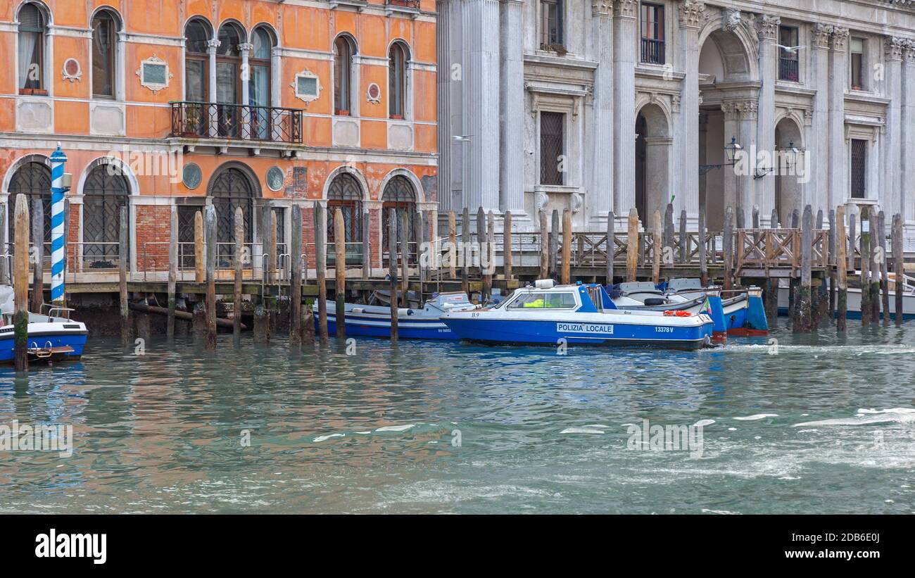 Venedig, Italien - 9. Januar 2017: Lokales Polizeischiff am Canal Grande in Venedig, Italien. Stockfoto