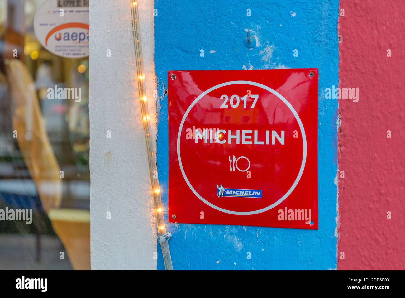 Burano, Italien - 10. Januar 2017: Berühmtes Restaurant mit Michelin-Führer Trattoria al Gatto Nero auf der Insel Burano in Venedig, Italien. Stockfoto