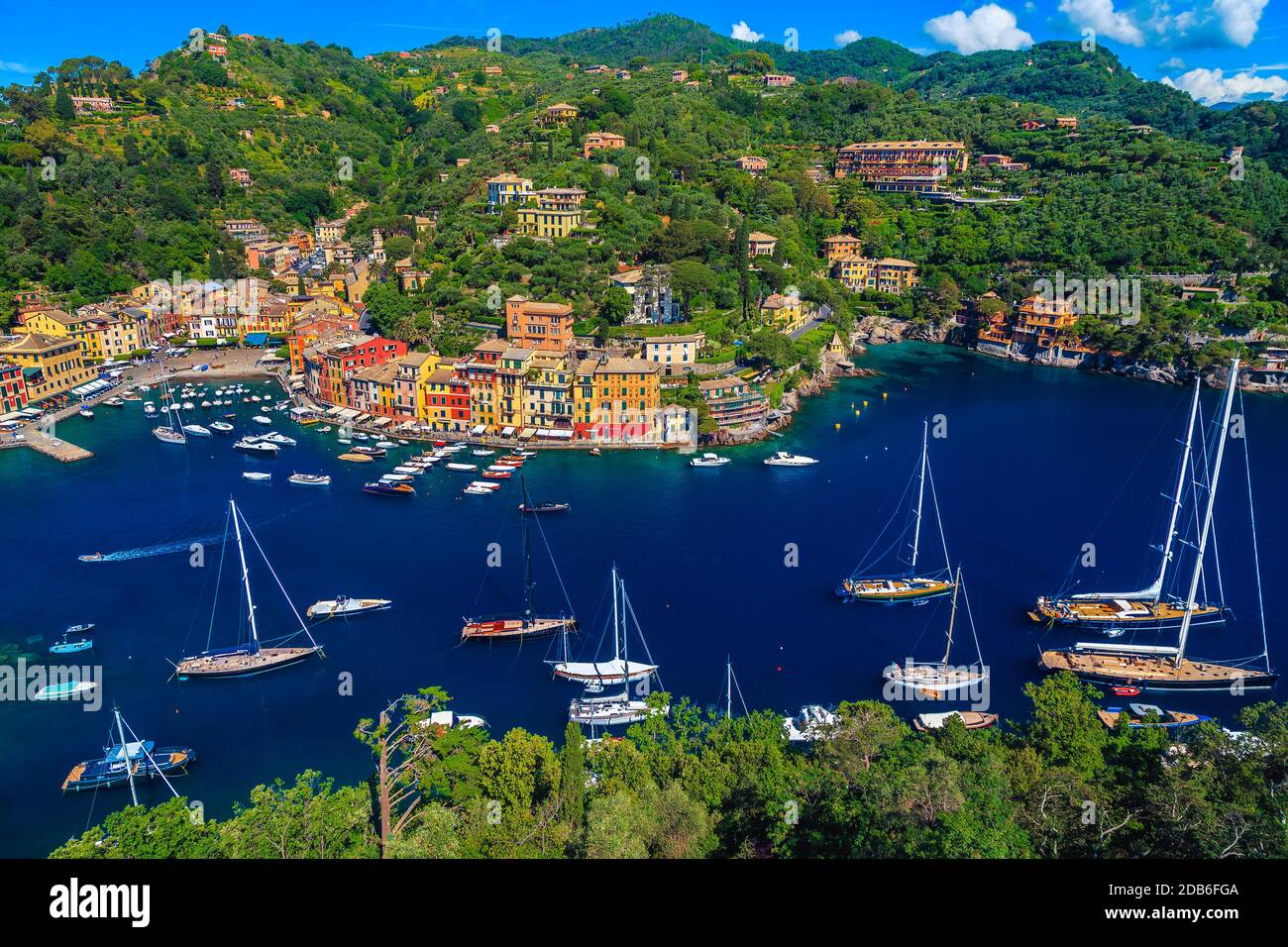 Tolles Reise- und Sommerurlaubsziel. Malerisches Resort mit atemberaubenden Gebäuden und Luxusbooten, Yachten im Hafen, Portofino, Ligurien, I Stockfoto