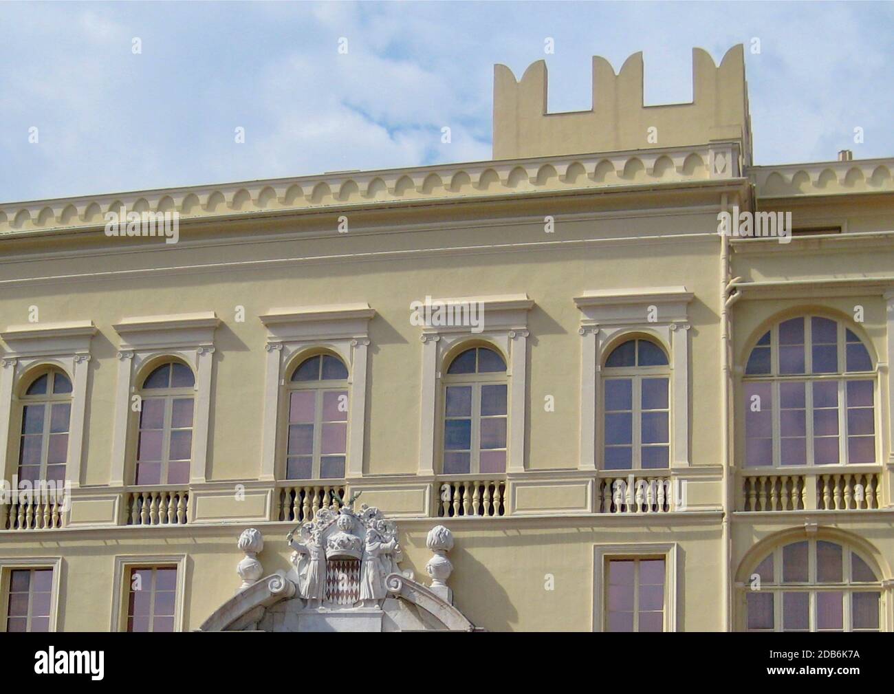 Fassade des Fürstenpalastes von Monaco, Residenz des Fürsten von Monaco. Möglicherweise Schlafzimmer. Stockfoto