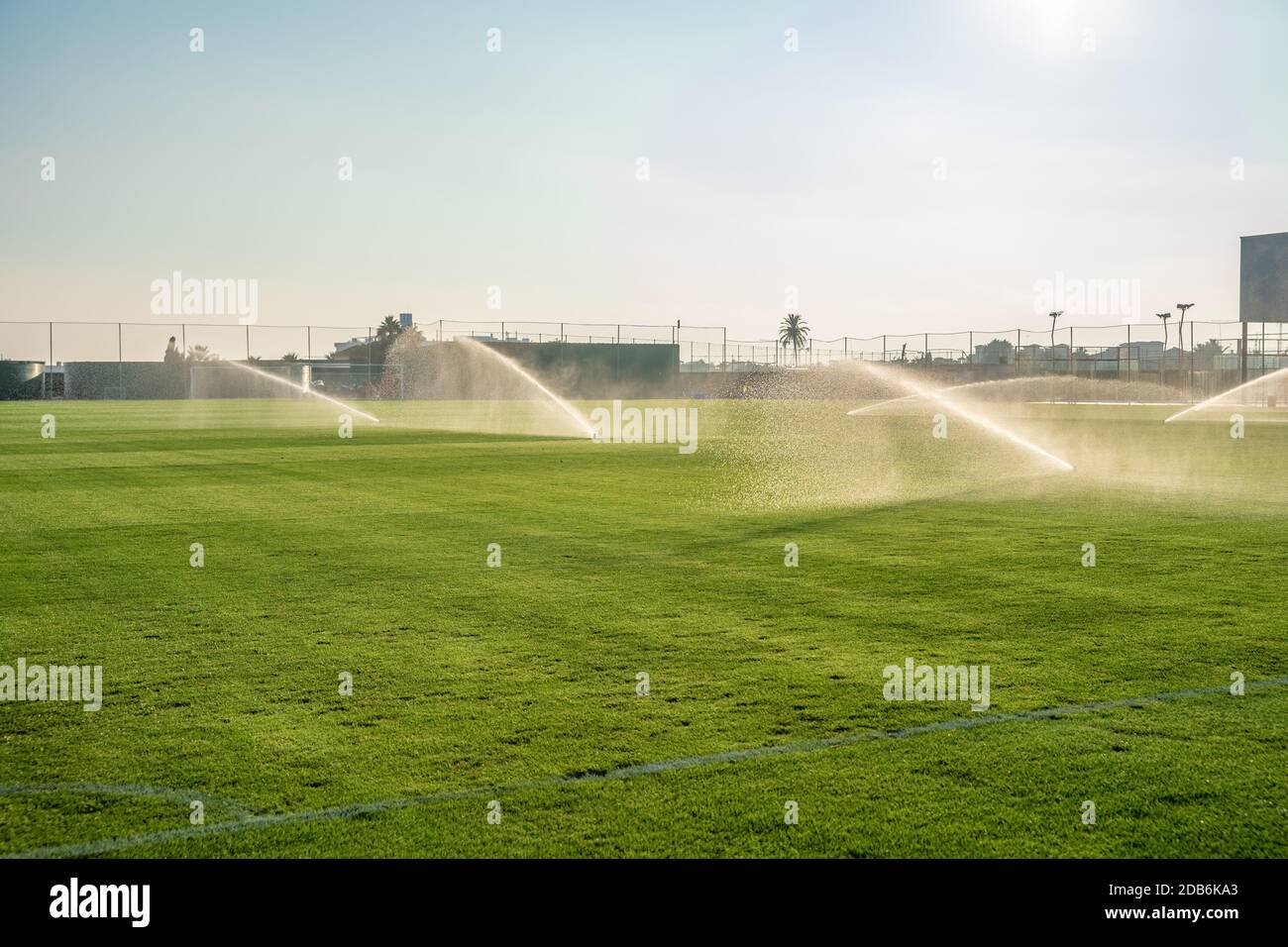 Bewässerung des Fußballfeldes vor dem Spiel. Stockfoto