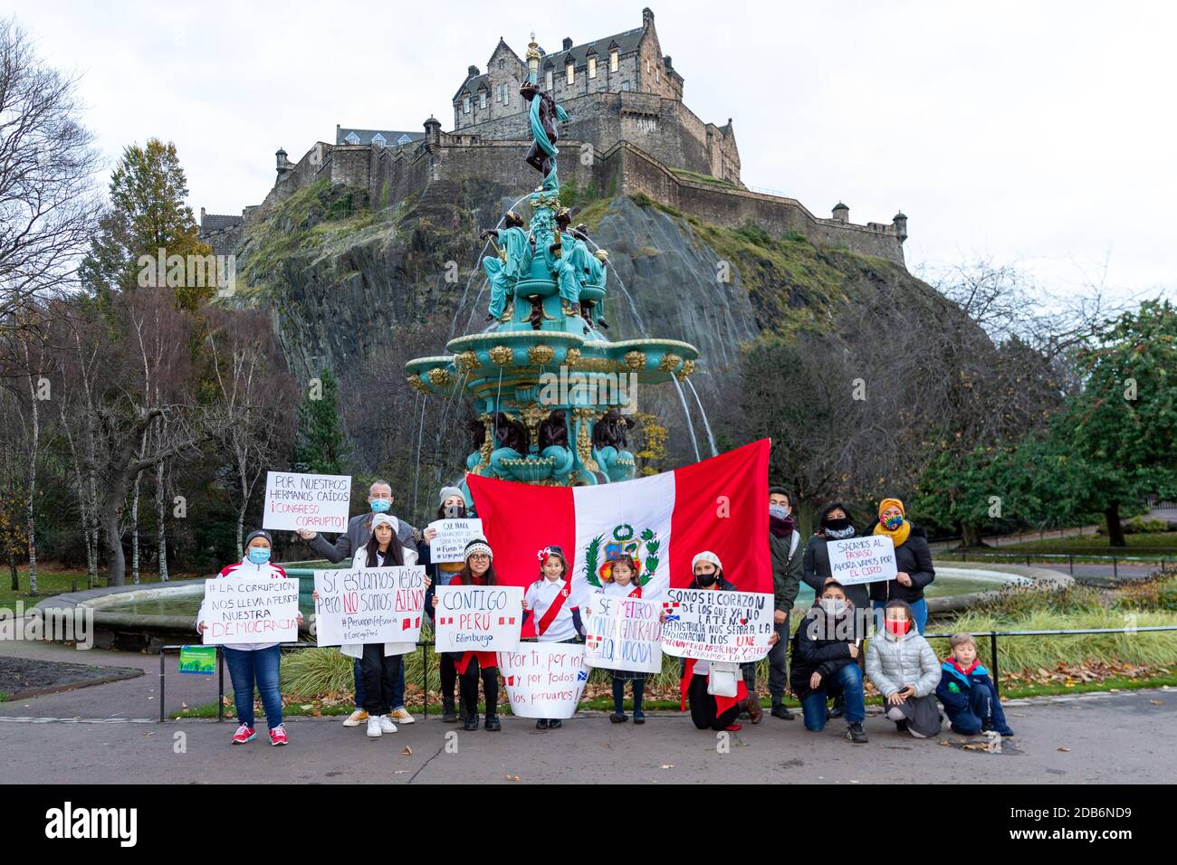Peruanische Einwohner in Edinburgh veranstalteten wegen COVID19-Beschränkungen im Zentrum von Edinburgh einen kleinen Protest zur Unterstützung von Protesten für Demokratie und Korruptionsbekämpfung in Peru. Stockfoto