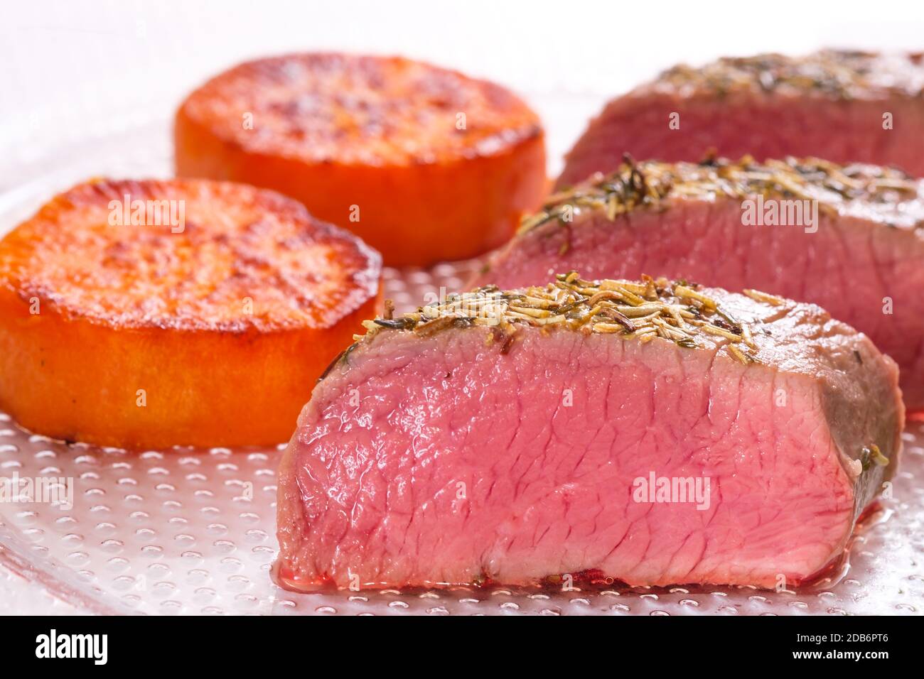 Seltene gebratenes Lammfleisch mit orange Yam Stockfoto