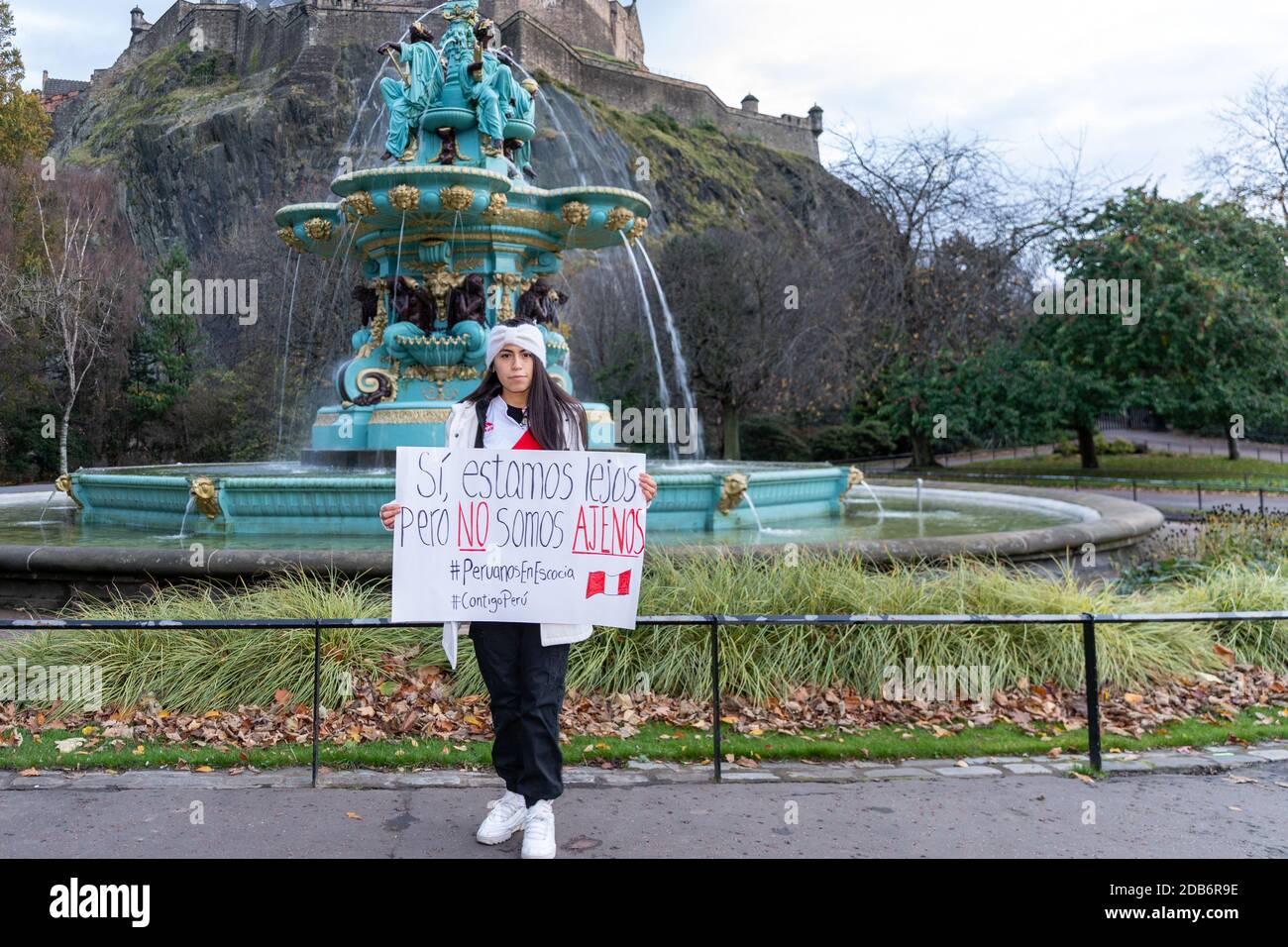 Peruanische Einwohner in Edinburgh veranstalteten wegen COVID19-Beschränkungen im Zentrum von Edinburgh einen kleinen Protest zur Unterstützung von Protesten für Demokratie und Korruptionsbekämpfung in Peru. Stockfoto