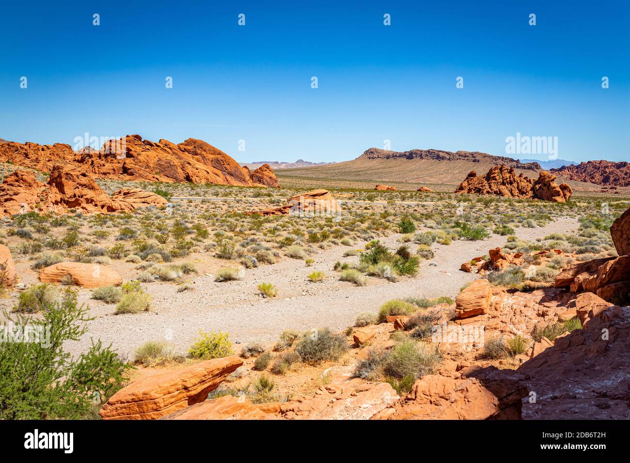 Valley of Fire State Park liegt in Clark County, Nevada USA, und erstreckt sich über 40,000 Hektar leuchtend roten Sandstein dramatisch kontrastiert mit de Stockfoto