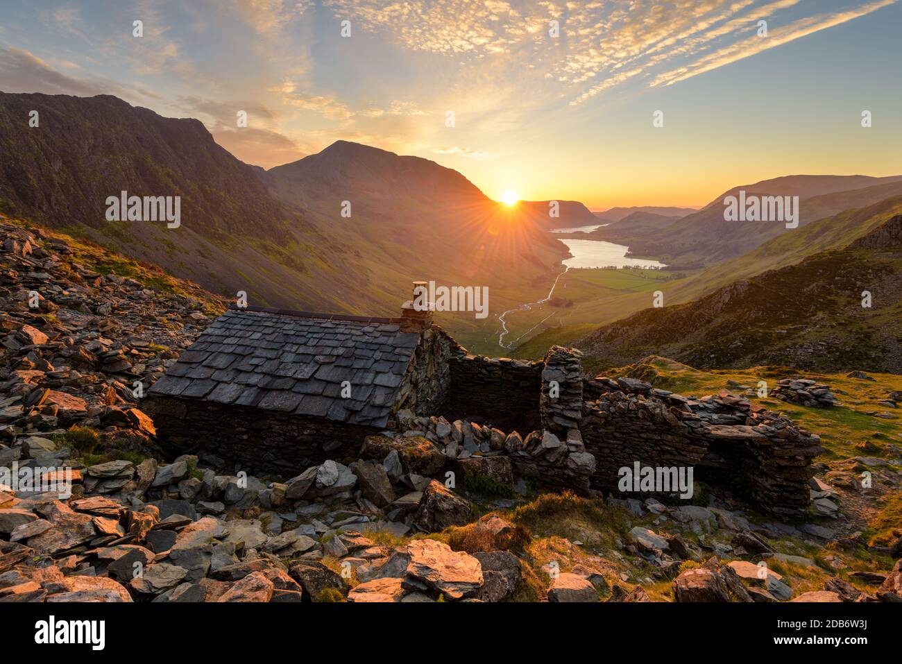 Wunderschöner Lebhafter Sonnenuntergang Im Englischen Lake District Mit Stone Mountain Hut. Stockfoto